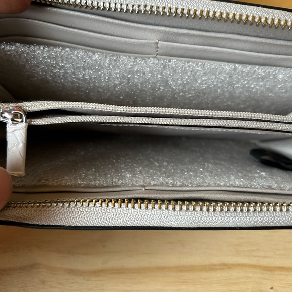 DKNY Silver Large Sutton Zipper Wallet Mothers Day Sale!! - Picture 5 of 8